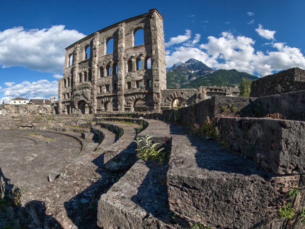 Teatro Romano Aosta -© Alexis Courthoud, CC BY-SA 4.0, via Wikimedia Commons